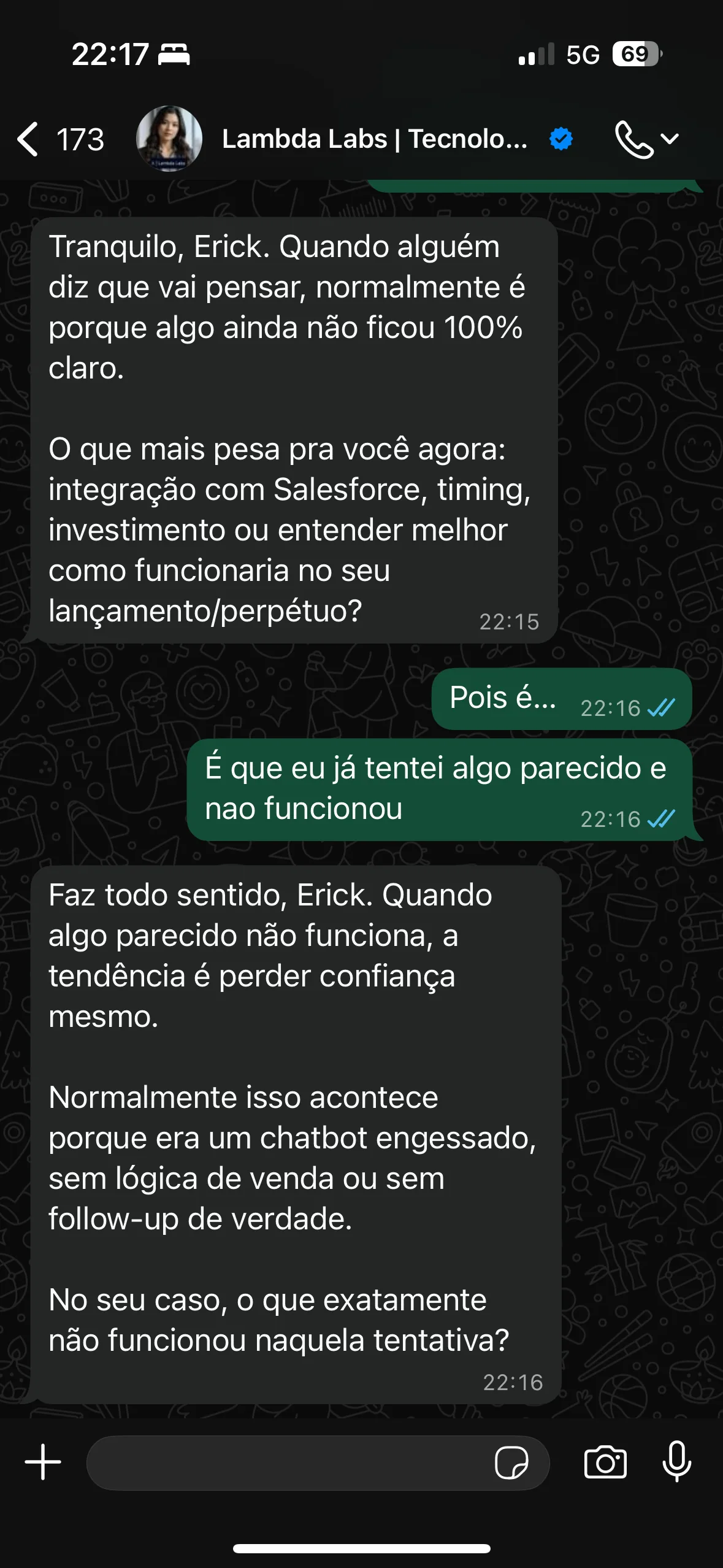 Lead relata que já tentou algo parecido e não funcionou; IA valida e aprofunda a objeção.